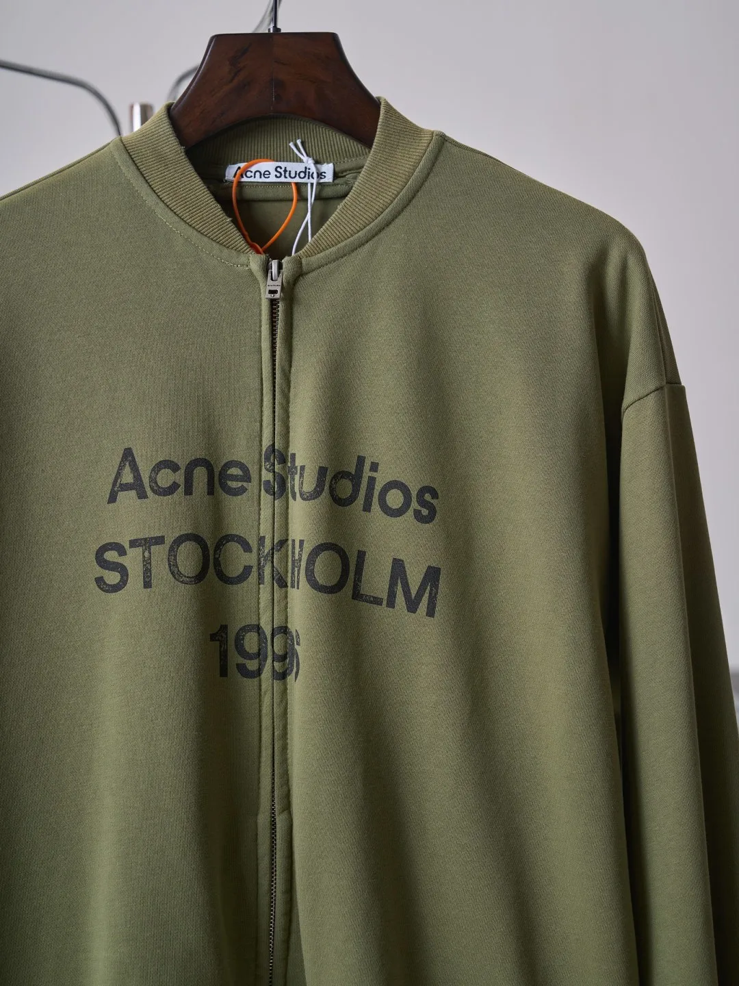 [Real auction] Acne Studios spray-painted distressed logo baseball collar zipper jacket [In Stock] S M L Acne Studios logo printing on the chest uses Retro sports aesthetics to engrave the brand's heritage. It is unobtrusive but highly recognizable. It subtly blends the Nordic minimalist style with the Retro sports style. It is low-key and elegant. It has its own aura. Adopt glue printing process. The chest printing has been revised three times with the film screen. Use glue liquid paint to print the pattern on the fabric. Bake the fabric to fix the printed pattern. Gradient distressing spray process. Spray dyes of different colors on the surface of the fabric. Realize that the clothes will show rich color changes under different lights to increase the visual layering. Many places on the body of the clothes are completely manually positioned and worn. Manual brushing marks add texture and depth to the surface of the clothes to imitate the texture of natural wear and tear. The fabrics have been fermented and washed, giving a better hand feel and texture. Not easy to deform, not easy to shrink, not easy to fade, and maintain long-term beauty and loose fit.